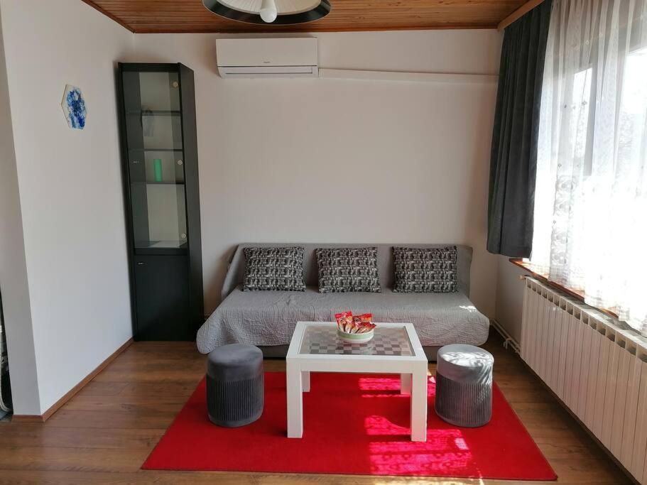 Cozy 1-Bdrm Apt In Dubec, Ideal For Work Or Study Sesvete Exterior foto